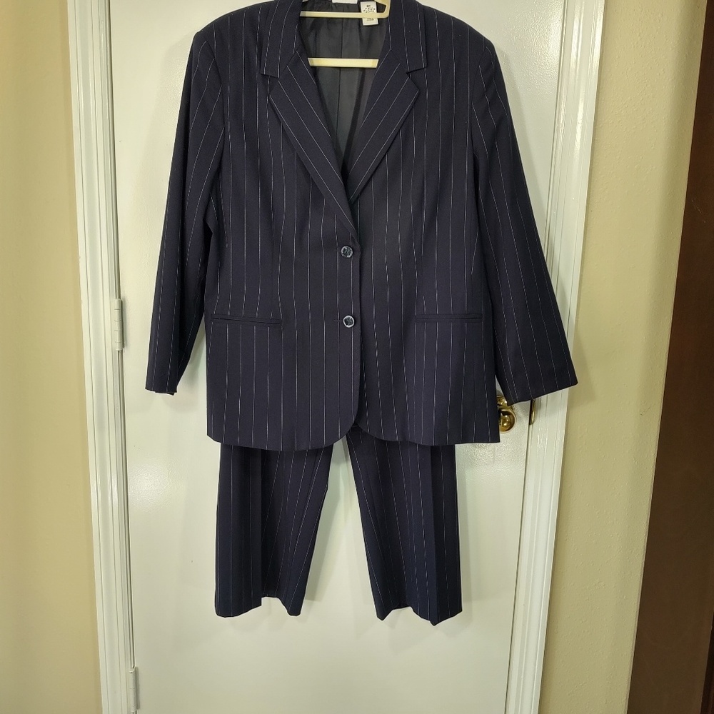 Kim Rogers Signature 2 pc pants Suit Navy blue pin stripe summer weigth size 18